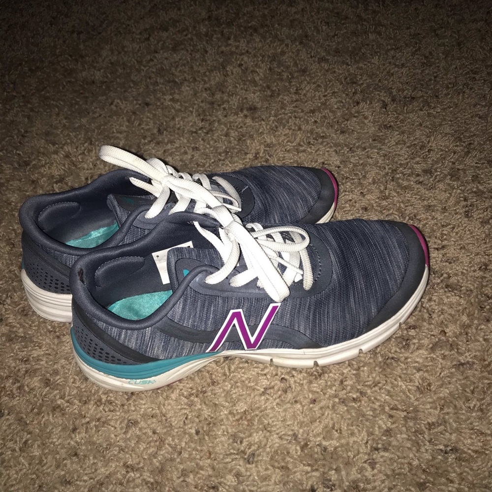 Tennis shoes